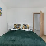 Cozy Laszkiewicza With Parking By Renters 公寓