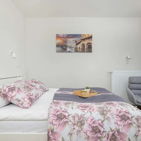 Cozy Laszkiewicza With Parking By Renters Apartment