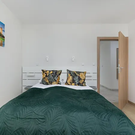 Cozy Laszkiewicza With Parking By Renters アパート