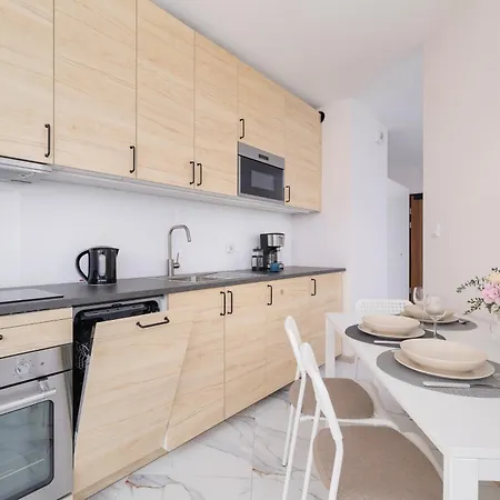 Cozy Laszkiewicza With Parking By Renters