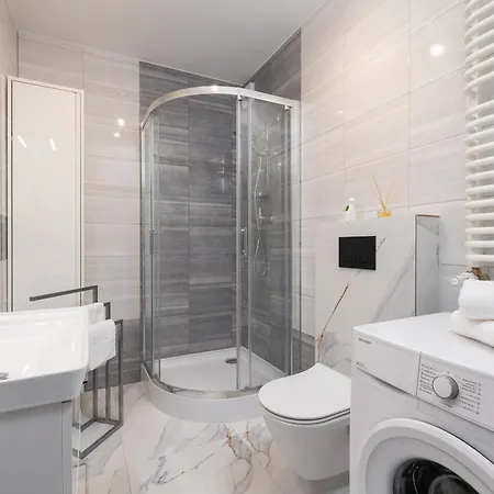 Cozy Laszkiewicza With Parking By Renters 아파트 *